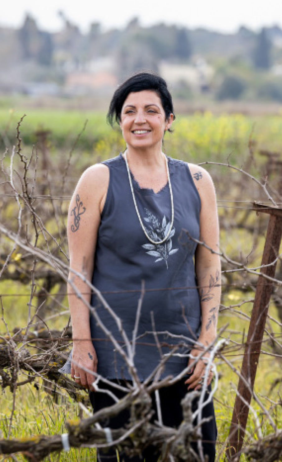 חולצת טבע אפורה